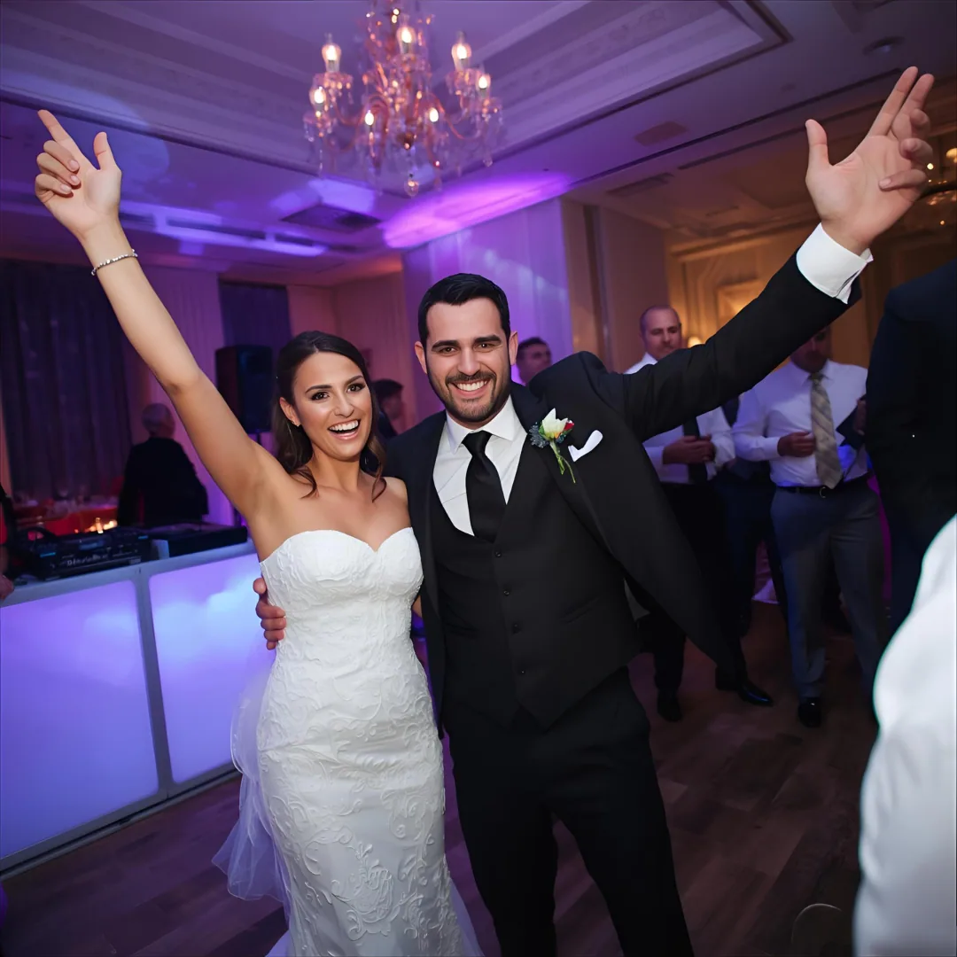 Pareja de recién casados celebrando en la pista con iluminación violeta